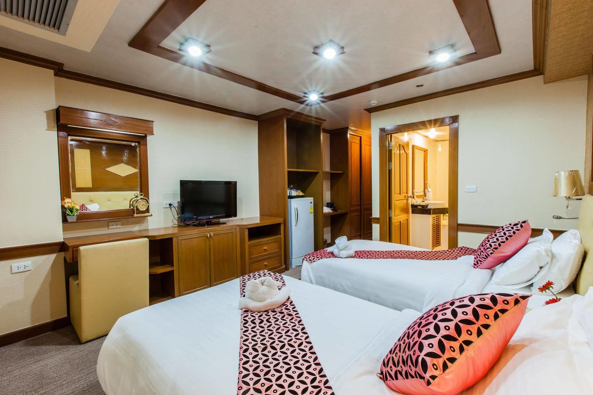 Oyo 796 Paradise Sukhumvit Hotel バンコク都 エクステリア 写真